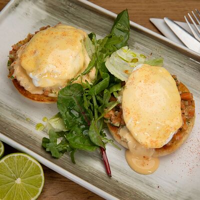 Маффин с тартаром из лосося в Кофейня Чайка по цене 870 ₽