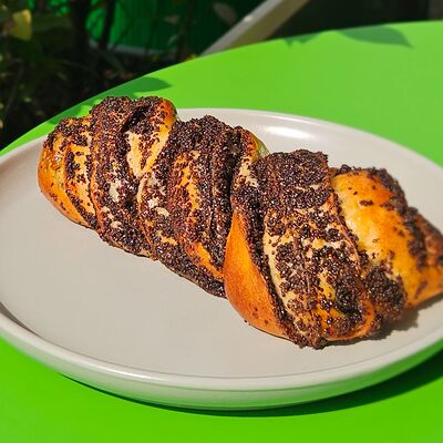 Булочка с маком в Сельдерей по цене 300 ₽