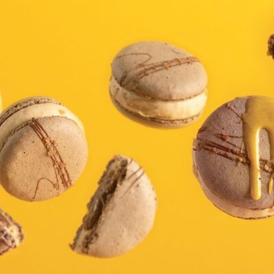 Десерт Macarons солёная карамель Big в Фирменный магазин Куликовский по цене 260 ₽