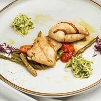 Кальмар на подушке из овощей гриль с севиче из цукини в La vino