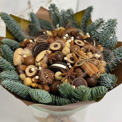 Сладкий букет с орехами и елью в Buketonline - Съедобные букеты и клубника в шоколаде по цене 4300 ₽