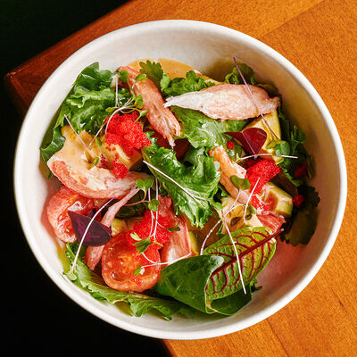 Салат с камчатским крабом и имбирными томатами с авокадо и разными листьями в Булгаков по цене 830 ₽