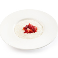 Каша рисовая с ягодой на обычном молоке в La Maro