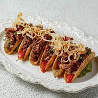 Тако с томленой говядиной, печеными овощами и луком фри в Рестобар Публика
