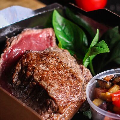 Медальоны из говядины с томатами и баклажанами в Капуцин Кирова по цене 840 ₽