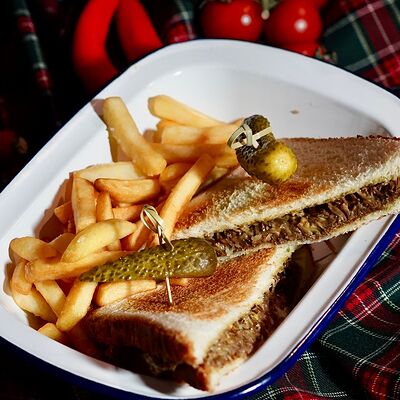 Сэндвич с солониной в Harats pub по цене 590 ₽