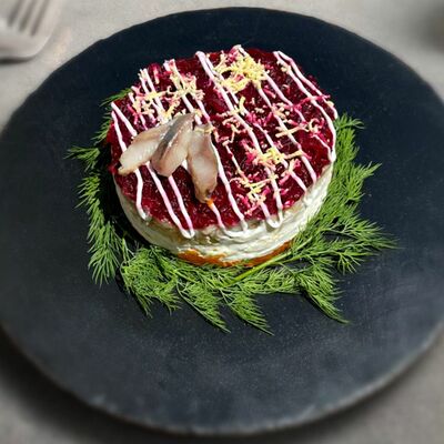 Салат Сельдь под шубой в Семья Плюс по цене 140 ₽