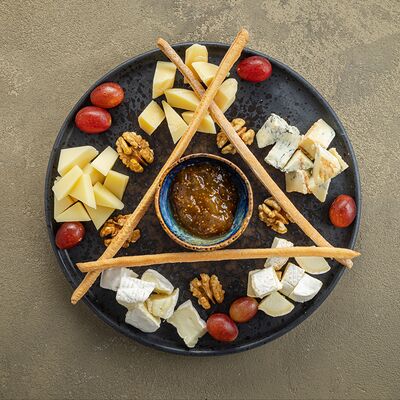 Сырная тарелка в Русская рыбалка по цене 1840 ₽