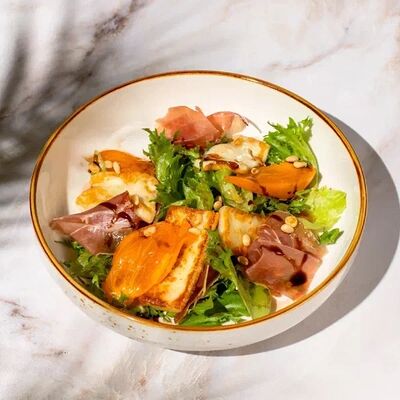 Салат с пармской ветчиной в География по цене 980 ₽