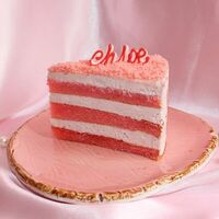 Розовый торт с клубничным крем-чизом в Chloe