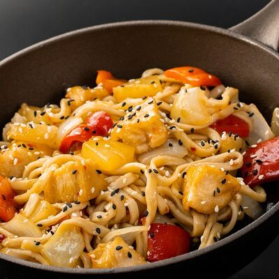 Вок-лапша с ананасами и курицей в чили-сладком соусе в Вкусно разно по цене 445 ₽