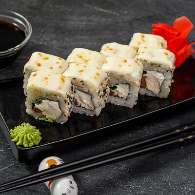 Ролл фирменный Чикен Чизз в Sushi Pizza Top по цене 559 ₽