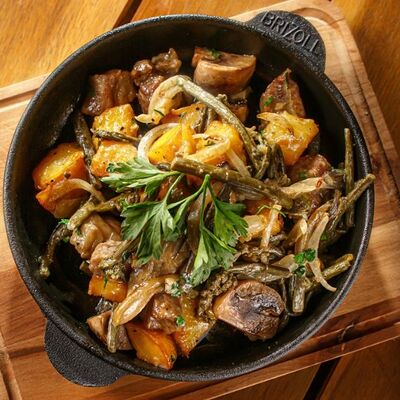 Жарёха со свининой, папоротником и грибами в Лентяйка по цене 265 ₽