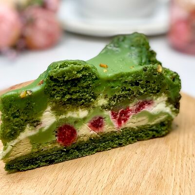 Торт Фисташковый с малиной Легенда! в Чарли Чаплин по цене 390 ₽