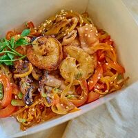 Морепродукты, жаренные с овощами в Ланч Бранч