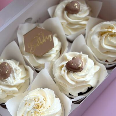 6 капкейков Happy Birthday с шоколадными сердечкамив The.cakes_spb по цене 2400 ₽