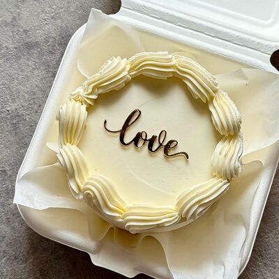 Бенто-торт Love с топпером в Lipatik sweets по цене 1990 ₽
