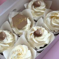 6 капкейков Happy Birthday с шоколадными сердечкамив The.cakes_spb