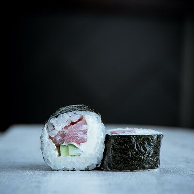 Чёрный ролл с тунцом в Inari Суши по цене 401 ₽