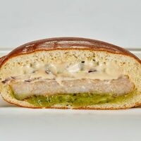 Юфо-бургер с котлетой из креветок и соусом гуакамоле в OmNomNom