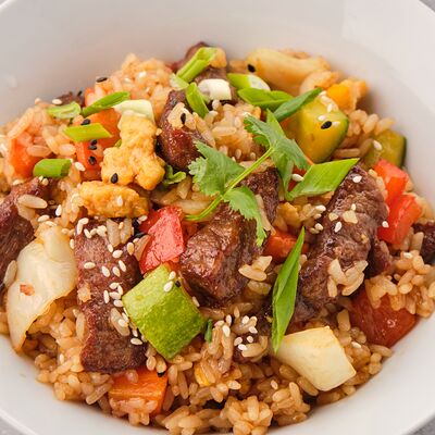 Рис с говядиной и овощами в соусе на выбор в Tasty thai по цене 610 ₽