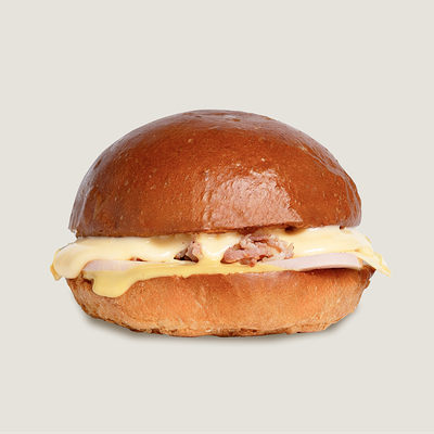 Булочка бриошь с беконом и ветчиной в БургерКит по цене 392 ₽