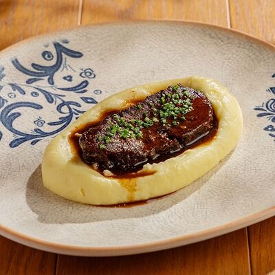 Щечки говяжьи с картофельном пюре и соусом демиглас в Russo Italiano по цене 1300 ₽