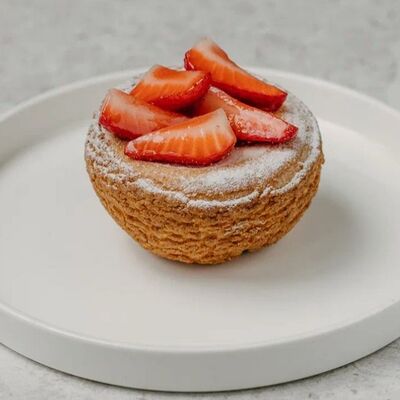 Шу ванильный с клубникой в SET по цене 450 ₽