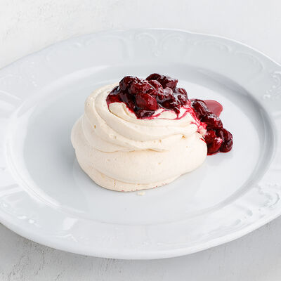 Безе с соусом крем-брюле и пряной вишней в Волга-Волга по цене 490 ₽