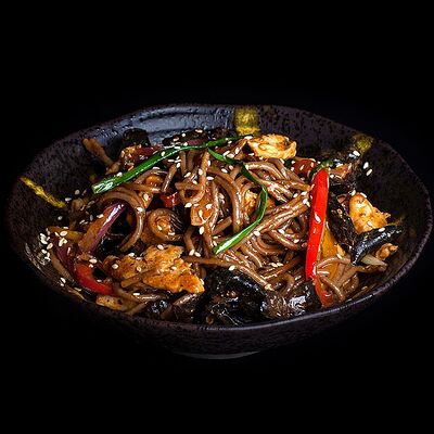Лапша якисоба с курицей в Nishiki по цене 600 ₽