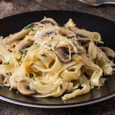 Феттуччине с курицей в Еда с акцентом по цене 590 ₽