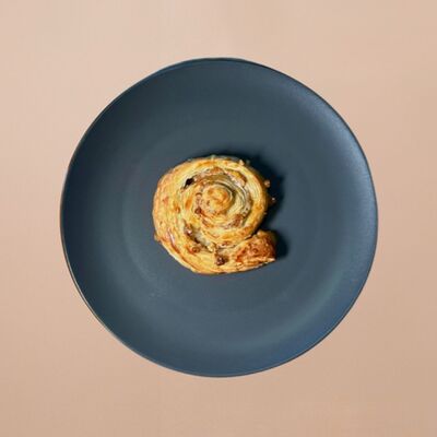 Булочка с орехами в Романовская пекарня по цене 200 ₽