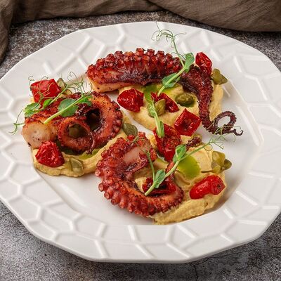 Осьминог, жаренный с хумусом в Duran Bar & Grill по цене 1199