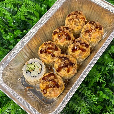 Запеченный кранч с лососем спайси в Суши Бери по цене 709 ₽