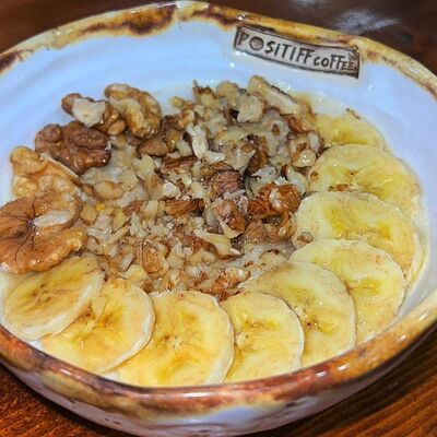 Овсяная каша с бананом, мёдом и грецким орехом в Positiff Coffee по цене 365 ₽