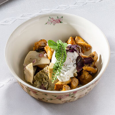 Лисички и грузди по-царски с домашней сметанойв Lores по цене 650 ₽