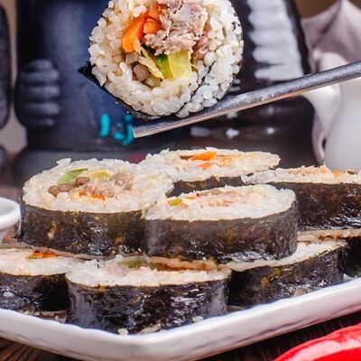 Кимпаб с тунцом в Корея по цене 500 ₽