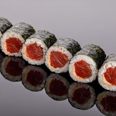 Ролл с тунцом еллоуфин в Bluefin по цене 1100 ₽