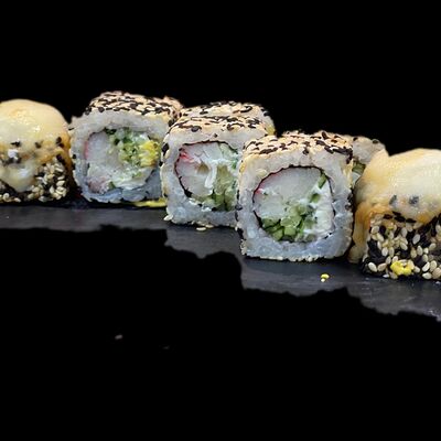 Запеченный с лососем в Азбука ролл по цене 480 ₽