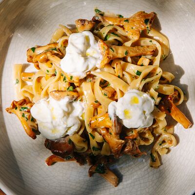 Тальятелле с вешенками и страчателлойв Myst по цене 1090 ₽