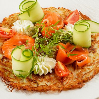 Драник картофельный с семгой и сливочным сыромв Кофеварня по цене 699 ₽