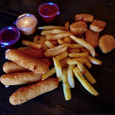 Наггетсы, фри, сырные палочки и 3 соуса в Happy burger day по цене 910 ₽