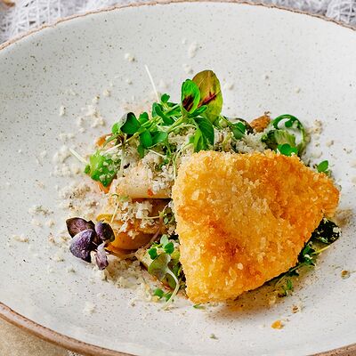 Салат из груши с апельсиновой заправкой с жареным сыром в Сен Тропе по цене 650 ₽