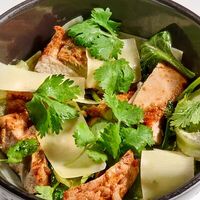 Салат с цыпленком Тандури и пармезаном в Сакура