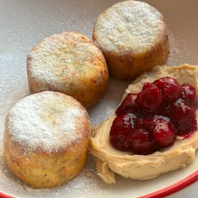 Маковые сырники с кофейным кремом и вишней в Свидание по цене 510 ₽