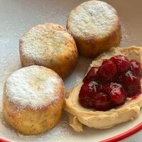 Маковые сырники с кофейным кремом и вишней в Свидание