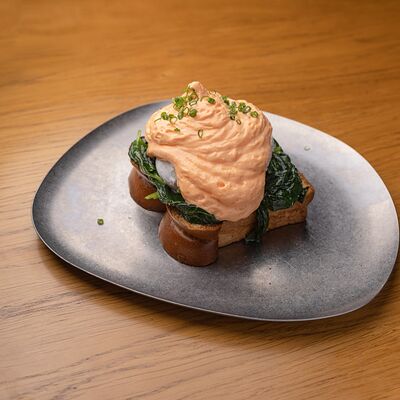 Бенедикт, шпинат, лосось, голландез в 321 Club by Novikov по цене 580 ₽