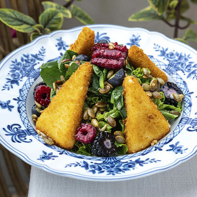 Салат с жареным сыром сулугуни и ягодами в MANANA по цене 850