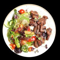 Шашлык из конины с салатом из свежих овощей в ИТЛЕ Стейк-кафе Halal
