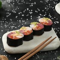 Сашими-ролл с тунцом, лососем, креветкой и кремом из манго в Oh Мy Crab!